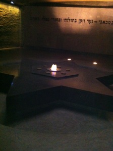 Dans la crypte, une flamme perpétue pour l'éternité la mémoire de 6 millions de juifs.(Photo Myriam KARSENTY)