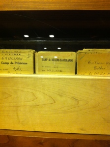 Dans cette boîte en bois, à droite, la fiche d'Esther Gutmacher